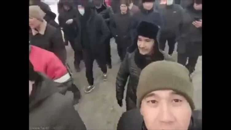 Изображение 1 для "Алтын Орда" маңында арнайы жасақ наразыларға шулы граната қолданып, резеңке оқ атты - БАҚ