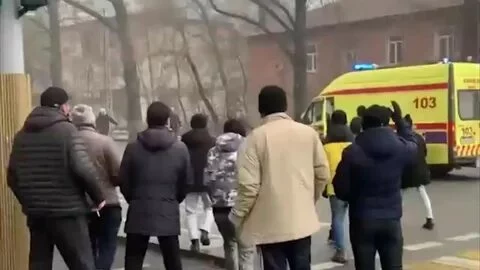 Изображение 1 для В Казахстане во время беспорядков за медпомощью обратились около 2 300, в Алматы - 1200 человек