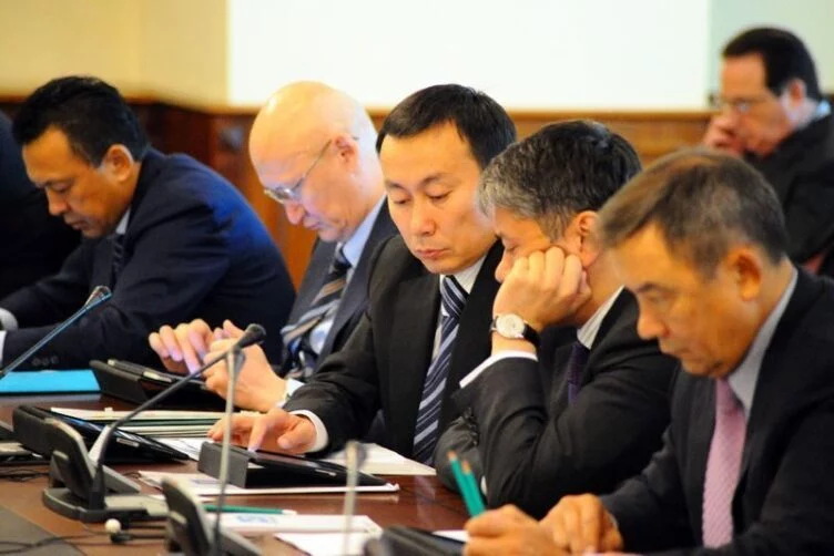 Токаев объявил пятилетний мораторий на повышение зарплат депутатов и чиновников - изображение 1