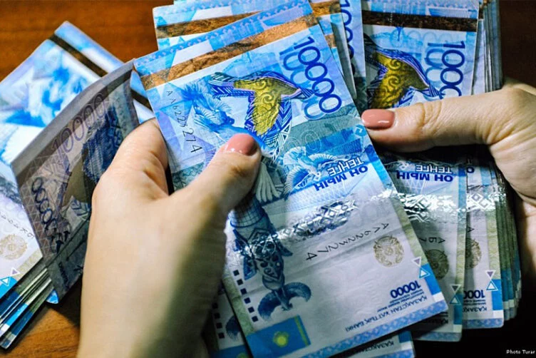 Изображение 1 для Казахстанцы перевели в 4 раза больше средств, чем получили из-за рубежа