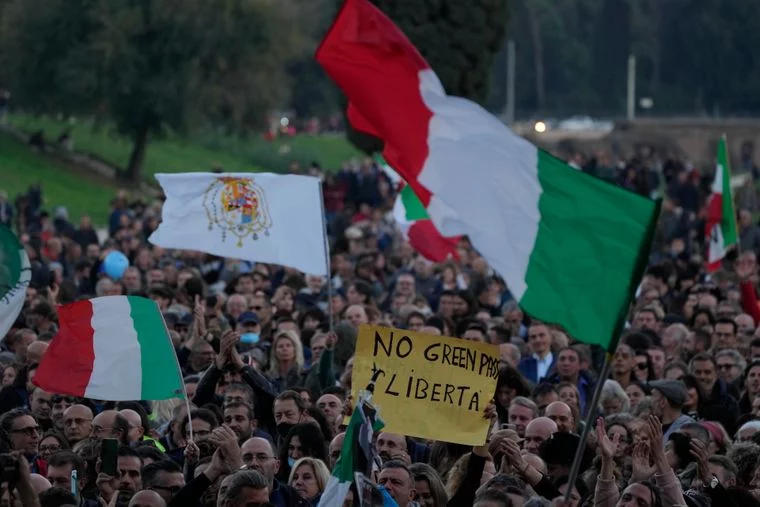 Изображение 2 для Устрашающий лозунг "мы сделаем как в Казахстане" заметили на митинге в Италии