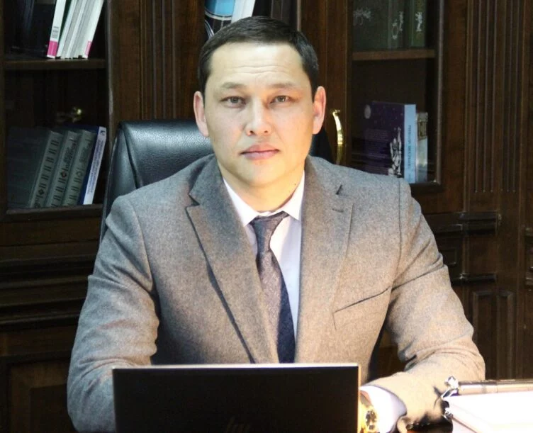 Изображение 1 для Санжар Бокаев раскритиковал работу Байбека за результаты соцопроса партии “Nur Otan”