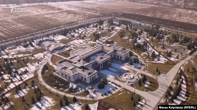 Изображение 1 для Дворцы Назарбаевых в Алматы — под горами и за высокими заборами - СМИ