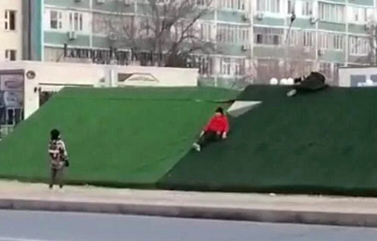 Изображение 2 для В Актау пластиковую инсталяцию за 15 млн тенге дети используют в качестве горки