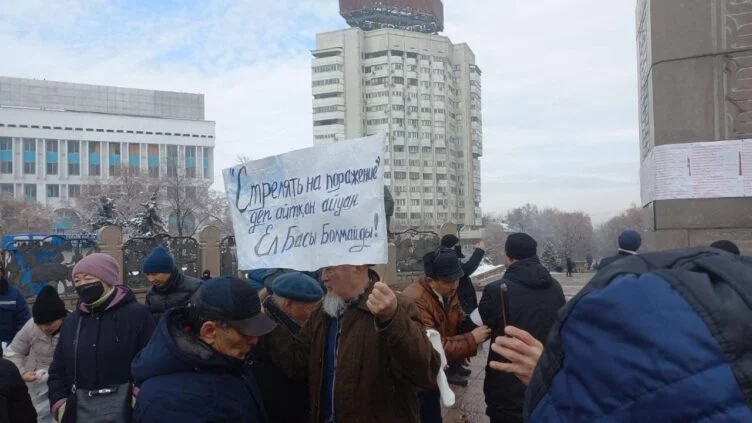 В Алматы на несанкционированный траурный митинг вышло две сотни человек - изображение 1