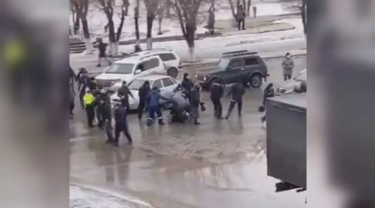 Изображение 1 для Алматыда әскердің халыққа оқ атуын тергеуді талап еткен петицияға қол жинау басталды - БАҚ