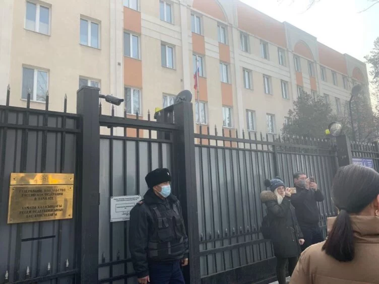 В Алматы у российского консульства задержали участников акции в поддержку Украины - изображение 1