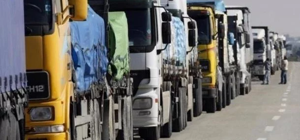 Изображение 1 для Около 50 казахстанских дальнобойщиков застряли в Украине