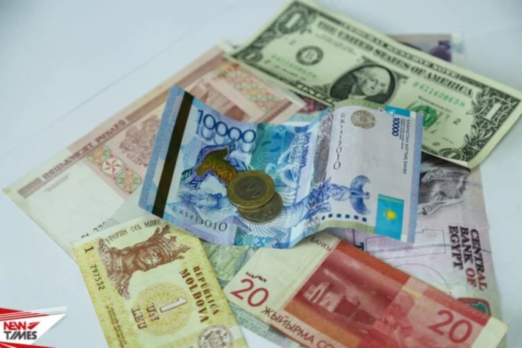 На фоне падения тенге рубль с тревогой ждёт новостей от SWIFT - изображение 1