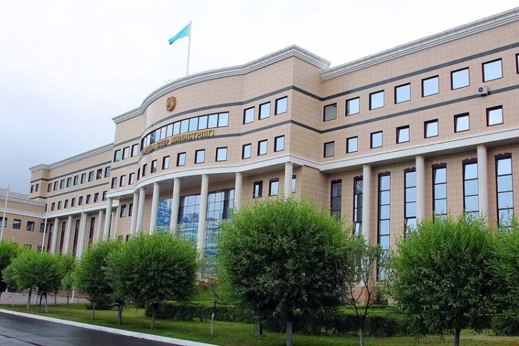 Токаев наградит сотрудников МИД за работу в Украине - изображение 1