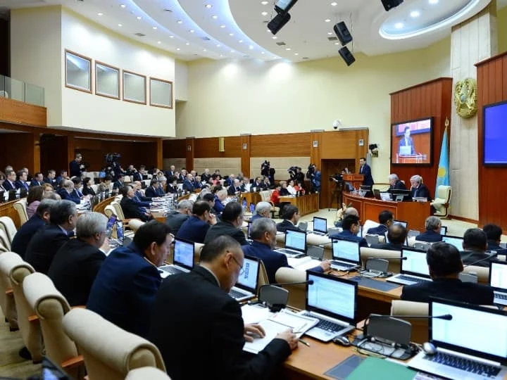 Изображение 1 для Депутаты предлагают увеличить штрафы для операторов связи и запретить брать под кредитные гарантии земли сельхозназначения