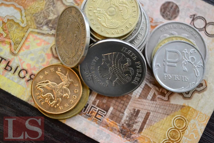 Изображение 1 для Тенге все еще в стрессе, рубль падает, а золото на коне