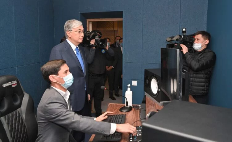 Изображение 1 для Тоқаев Алматыдағы Оқушылар сарайына автобус сыйға тартты