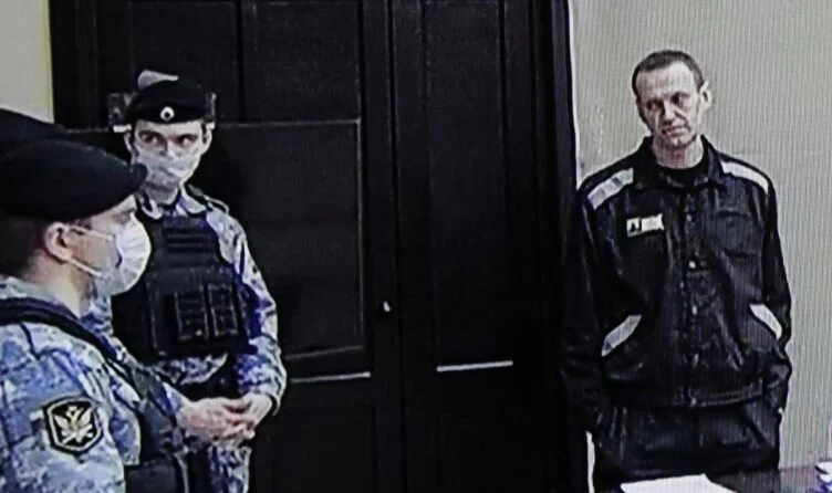 Изображение 1 для Российский суд приговорил Навального к 9 годам лишения свободы