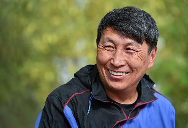 Изображение 1 для Бұрынғы депутат алтын төсбелгісін сатылымға шығарды