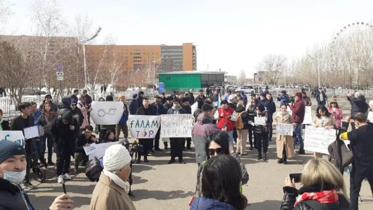 В Нур-Султане прошел митинг против закона о блокировке соцсетей - изображение 1