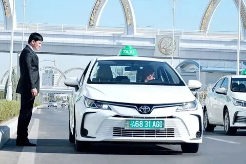В Туркменистане частных таксистов обязали иметь на лобовом стекле портрет президента - изображение 1