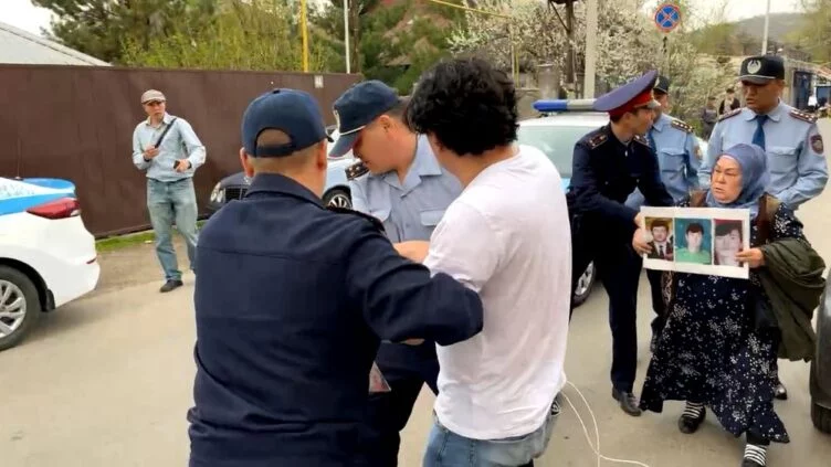 Полиция задержала протестующих у консульства Китая в Алматы - изображение 1