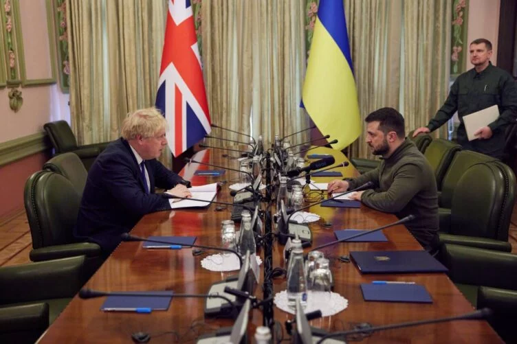 Джонсон воочию увидел, как изменилась Украина после войны — Зеленский - изображение 1