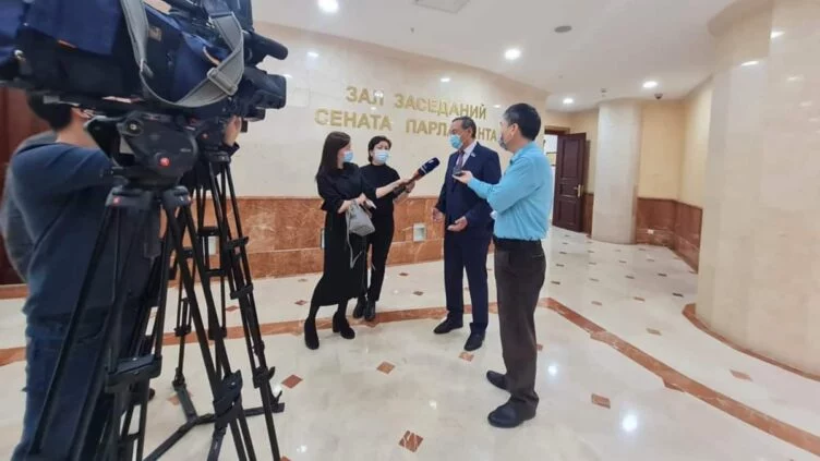Журналистам запретили ловить в коридорах парламента депутатов и членов правительства - изображение 1