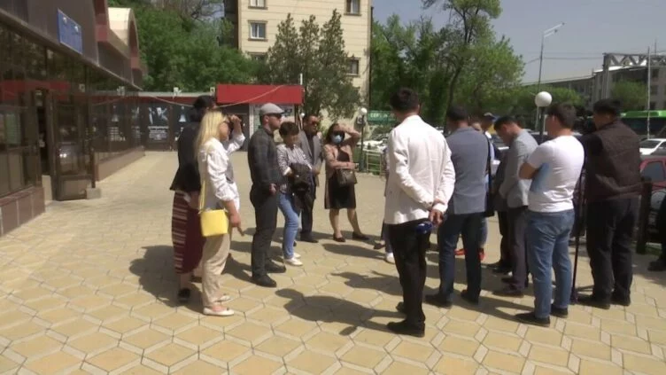 Медики в Шымкенте не могут получить ковидные надбавки - изображение 1