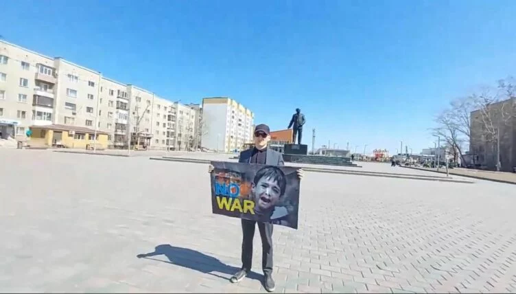«Маслихат нарушает права на мирные собрания»: семейчанин провел пикет в поддержку Украины - изображение 1