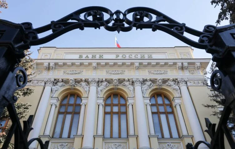 Изображение 1 для ЦБ России возобновил возможность для банков продавать наличную валюту гражданам