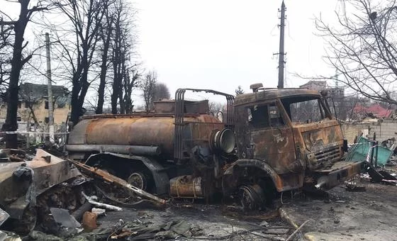 Более 25 процентов всех жителей Украины были вынуждены покинуть свои дома и спасаться бегством; миллионы людей нуждаются в помощи и защите, разрушены жилые дома, больницы и школы; в Ирпене, Буче и других городах люди хоронили своих близких в огородах и в братских могилах. Об этом заявил Координатор ООН по кризисной ситуации в Украине Амин Авад. Он призвал прекратить эту бессмысленную войну и напомнил о призыве Генерального секретаря к гуманитарной паузе, сообщает пресс-служба ООН. - изображение 1