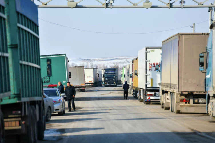 Дорогу от казахстанско-кыргызстанской границы до знаменитого кыргызского рынка «Дордой» планируют строить уже в этом году. Об этом сообщает 24.kg - изображение 1