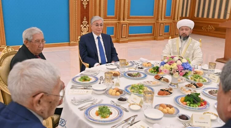 Мемлекет басшысы Рамазан айында арнайы дастарқан жайып, ауызашар берді. Бұл туралы Ақорданың ресми сайты хабарлады. - изображение 1