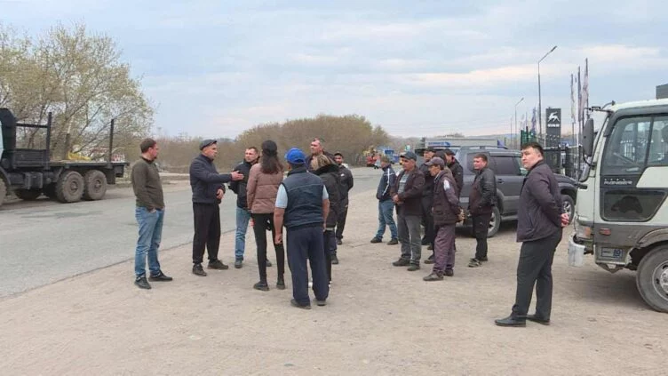 Дальнобойщики Восточно-Казахстанской области прокатили чиновников по разбитым дорогам. Как сообщает «31 канал», водители большегрузов устали жаловаться местным властям на состояние дорожного покрытия. - изображение 1