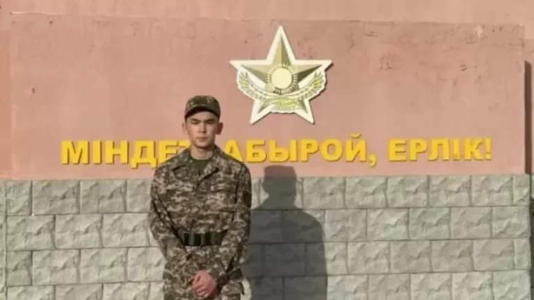 Жамбыл облысы Қордайда қайғылы жағдай орын алды. inaktau.kz мәліметінше, әскерге шақырылғанына бірнеше күн өткен маңғыстаулық сарбаз қайтыс болған. Қорғаныс министрлігі оқиғаға қатысты пікір мәлімдеме жасады. - изображение 1