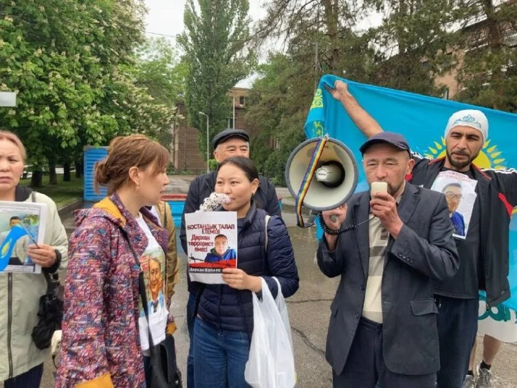 Несанкционированный властями города митинг прошёл в Алматы на площади Шокана Валиханова, полиция задержала около 12 участников, пишет Orda.kz. - изображение 1