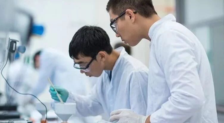 Инвестиции в основной капитал в секторе профессиональной, научной и технической деятельности составили 7,6 миллиарда тенге за квартал, сообщает Finprom.kz. - изображение 1