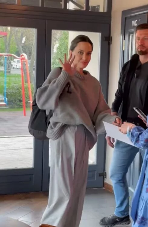 46-летняя Анджелина Джоли прибыла в Украину. Голливудская актриса посетила кофейню, сообщает exclusive.kz. - изображение 1