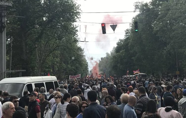 Митинг оппозиционных сил Армении начался в воскресенье в центре Еревана на площади Франции с требованием отставки премьер-министра республики Никола Пашиняна, сообщает exclusive.kz. со ссылкой на ТАСС. - изображение 1