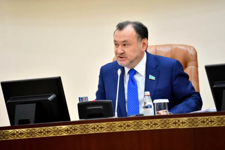 Парламент Сенатының депутаты Мұхтар Құл-Мұхаммед Қасым-Жомарт Тоқаевтың Қазақстан халқы Ассамблеясының таяудағы сессиясында айтқан ұсынысына түсініктеме бере отырып, президенттің Конституцияға өзгерістер енгізу бойынша референдум өткізу туралы бастамасы еліміздің Негізгі заңында жазылған басты қағидатқа негізделгенін айтты, хабарлайды Exclusive.kz. - изображение 1