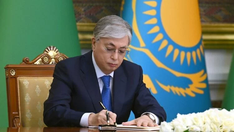 Президент Қасым-Жомарт Тоқаев Абай, Жетісу және Ұлытау облыстарын құру туралы Жарлыққа қол қойды. Бұл туралы Ақорданың ресми сайты хабарлады. - изображение 1