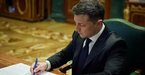 Президент Украины Владимир Зеленский подписал законопроект о десоветизации украинского законодательства, сообщает Exclusive.kz со ссылкой на сайт Верховной Рады. - изображение 1