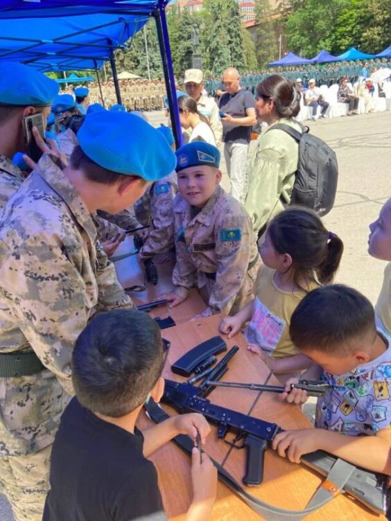 Бүгін Ғылым академиясының алдындағы алаңда Отан қорғаушылар күніне арналған мерекелік концерт өтуде. - изображение 1