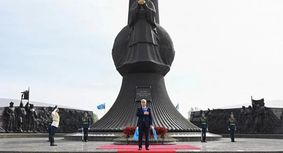 Президент Касым-Жомарт Токаев принял участие в церемонии возложения цветов к монументу «Отан Ана», сообщает Exclusive.kz со ссылкой на сайт Акорды. - изображение 1
