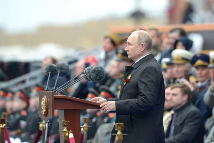 Россия нанесла «упреждающий удар», начав вторжение в Украину 24 февраля, и это было «единственно правильное решение». Об этом заявил президент России Владимир Путин на параде на Красной площади в Москве, сообщает Exclusive.kz со ссылкой на радио Свобода. - изображение 1