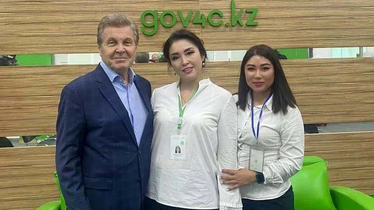 Алматыдағы Халыққа қызмет көрсету орталығында ЖСН алған кеңестік және ресейлік эстрада әншісі Лев Лещенко teleprogramma басылымына Қазақстанға келуінің басты себебі туралы айтты. - изображение 1