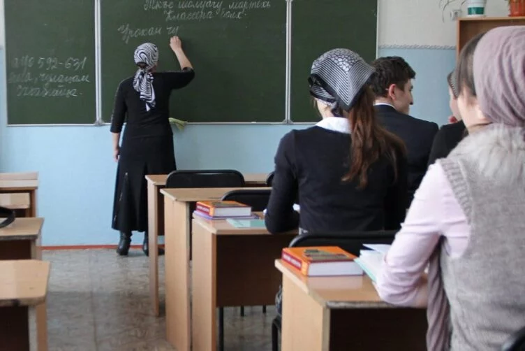 Дағыстаннның Избербаш қаласындағы мектептердің бірінде өтіп жатқан соңғы қоңырау кезінде оқушы «Соғысқа жол жоқ! Украинаға азаттық! Путин — сүмелек!» деп айқайлаған. - изображение 1