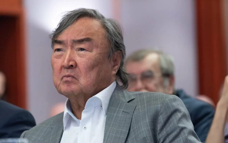 Ақын және қоғам қайраткері Олжас Сүлейменов «Қазақстанның Халық Конгресі» партиясының қайта құрылғаны туралы хабарлады. Жақын арада бастамашыл топ тіркеуді бастау үшін құжаттарды Әділет министрлігіне жібереді. Ақын бұл туралы баспасөз конференциясында мәлімдеді. - изображение 1