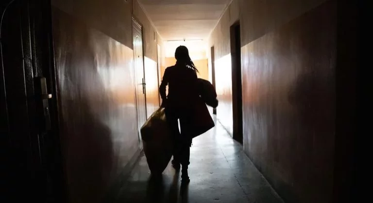 Из Управления ООН по делам беженцев сообщают о печальной статистике: число людей, вынужденных покинуть свои дома, впервые достигло отметки в сто миллионов. Эксперты УВКБ связывают такой рост с войной в Украине и другими конфликтами. - изображение 1