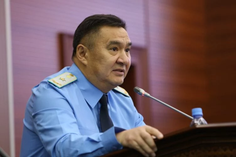 Ішкі істер министрлігінде Марат Ахметжановтың, оның орынбасарларының, қызмет басшыларының, ведомствоның орталық аппараты қызметкерлерінің және Ұлттық ұланның әскери қызметшілерінің қатысуымен кеңейтілген жиналыс өтті. - изображение 1