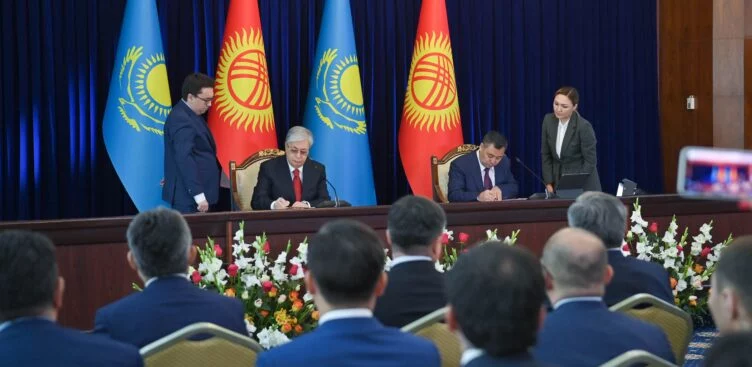 Қазақстан мен Қырғызстанның президенттері шағын және кеңейтілген құрамдағы келіссөздерден кейін бұқаралық ақпарат құралдарының өкілдері үшін брифинг өткізді. Бұл туралы Ақорданың баспасөз қызметі хабарлады. - изображение 1