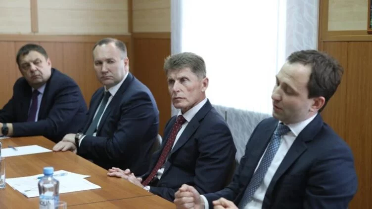 Депутаты законодательного собрания Приморского края потребовали от президента России Владимира Путина прекратить войну и вывести войска из Украины. Об этом сообщает Exclusive.kz со ссылкой на «Коммерсантъ». - изображение 1