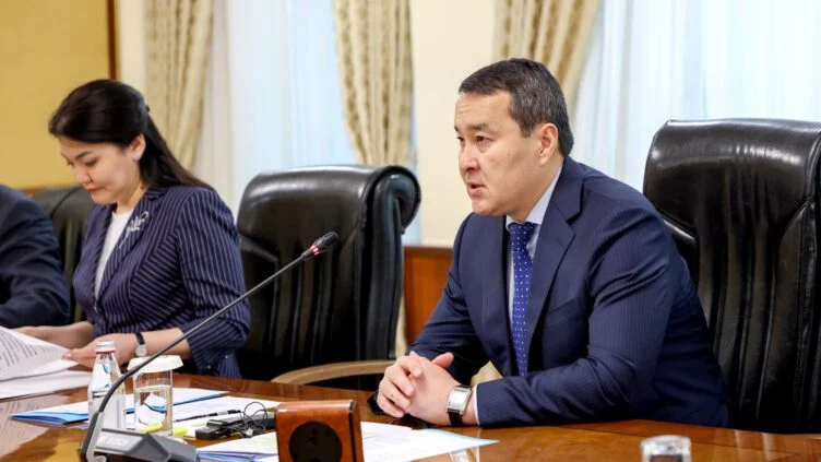 Премьер-министр Казахстана Алихан Смаилов провел встречу с руководителем Секретариата Рамочной конвенции Всемирной организации здравоохранения по борьбе против табака Адрианой Бланко Маркизо. - изображение 1